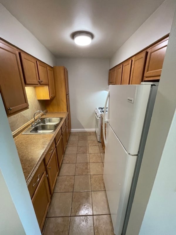 Building Photo - 932 W Rollins Rd Unit 932-E