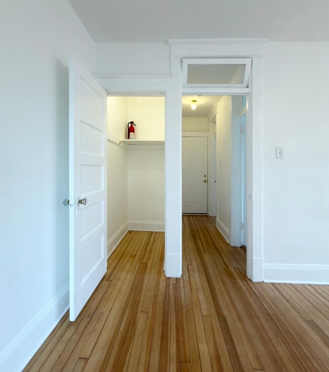 Armario adicional en la sala de estar/pasillo hacia la salida del apartamento. - 1451 Pennsylvania Ave SE Unidad 3