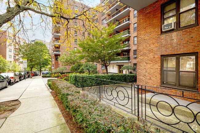 Photo - 6776 Booth St