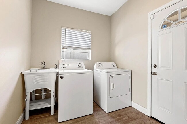 Photo - BEAUTIFULLY REMODELED 3-BEDROOM TAMPA HOME | SUNROOM | MODERN INTERIOR