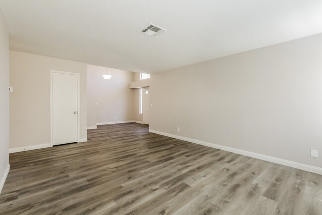 Photo - 1433 Bellglen Dr