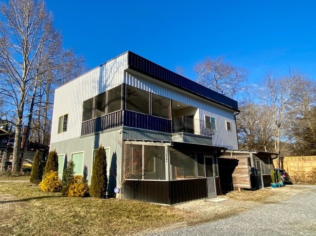 Building Photo - Furnished Downtown Black Mountain- Top Floor Unit with Roof Top Deck!