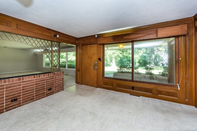 "Charming 3-Bedroom Oasis with 2 Full Baths – Spacious 2,295 Sq Ft Home in Charlotte's Heart!"