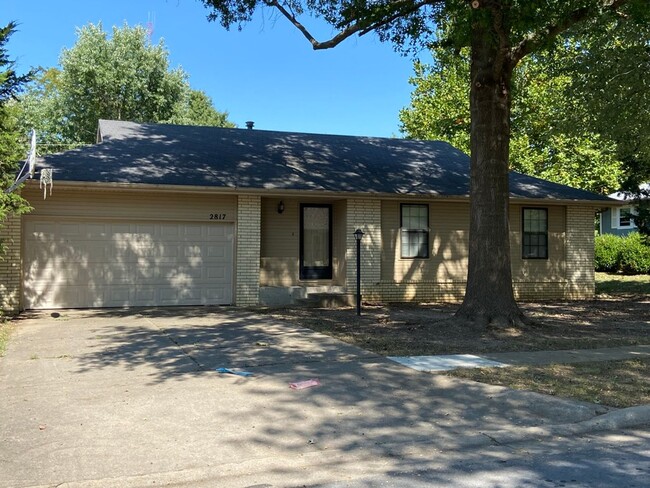 Building Photo - Three bedroom, two bathroom, two car garag... Rental
