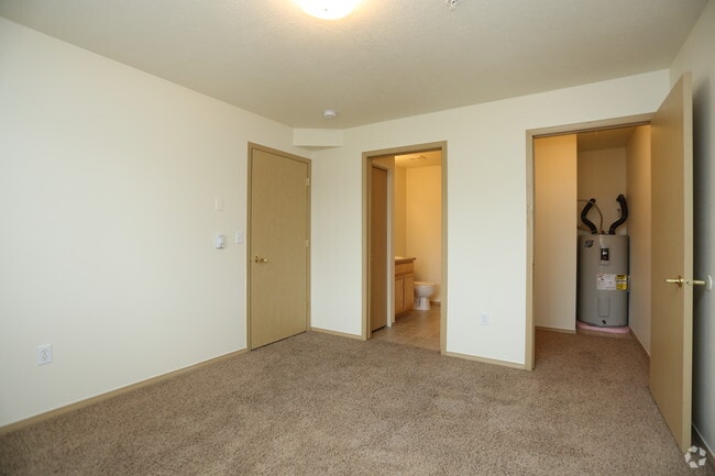 2BR, 2BA - 956SF - Master Bedroom - River Rock Apartments