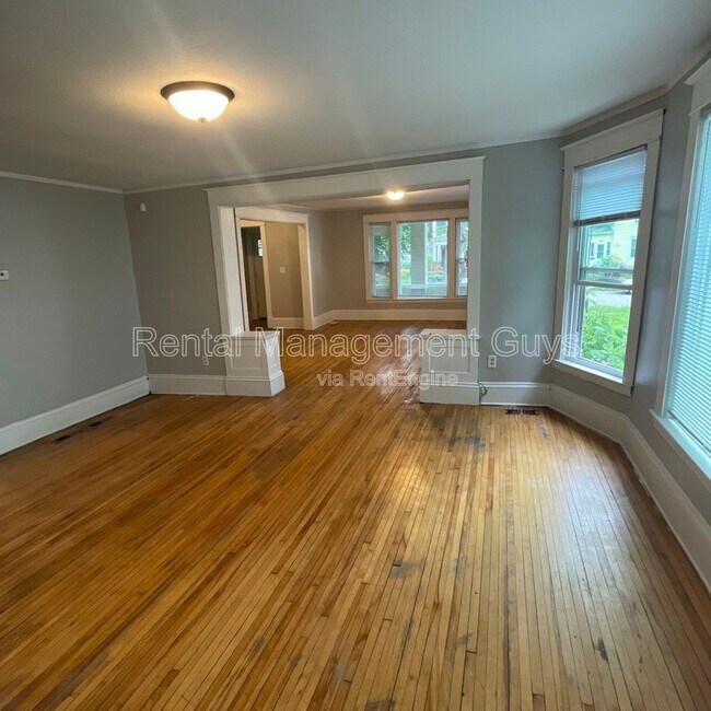Photo - 1916 Elliot Ave