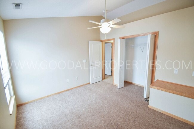 Photo - RENT SPECIAL!!! 2 Bedroom 2.5 Bath Townhome in Urbandale with attached two car garage.