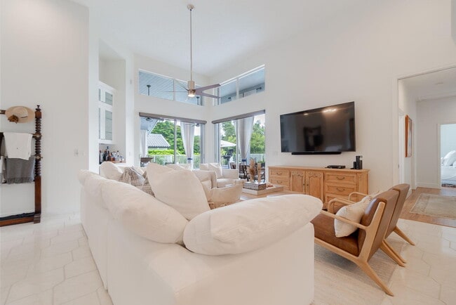 Photo - 1907 S Club Dr