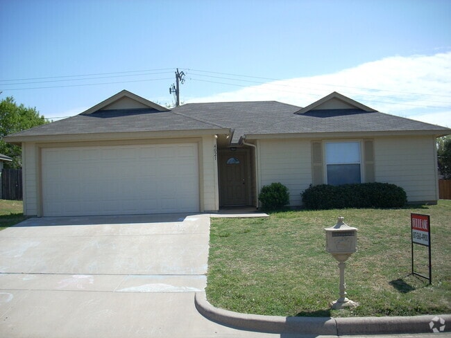 Building Photo - Very nice 3 bedroom 2 bath 2 car garage in... Rental