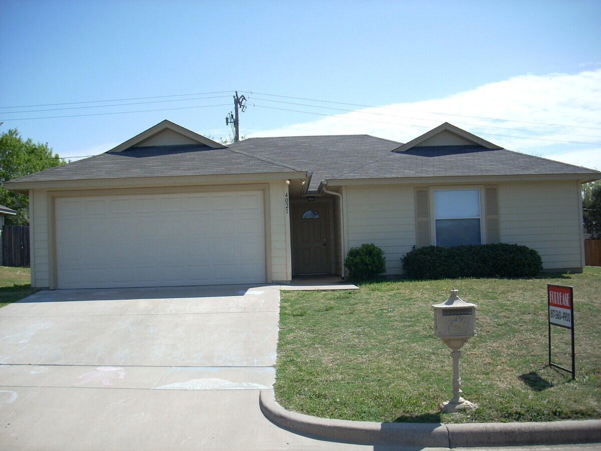 Very nice 3 bedroom 2 bath 2 car garage in... - Very nice 3 bedroom 2 bath 2 car garage in... House
