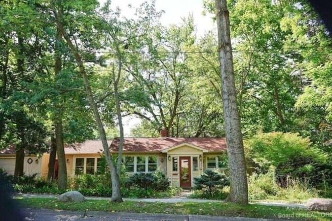 Building Photo - 611 Robin Rd