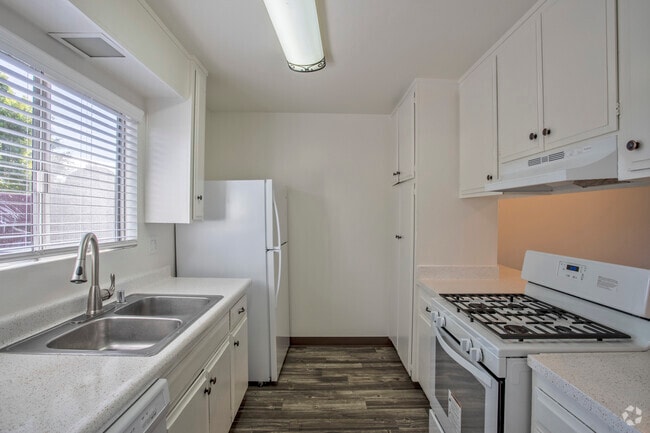 2 BR, 1 BA - 860 SF