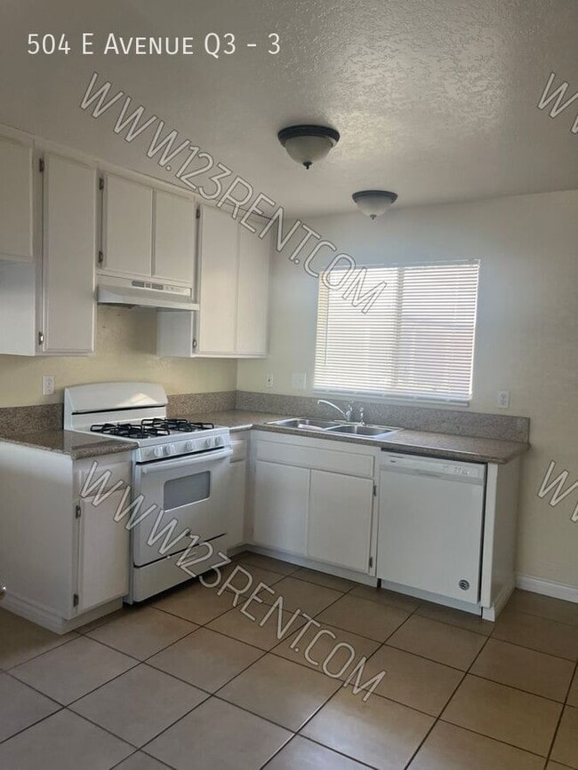 Photo - 504 E Ave Q3 Unit 3