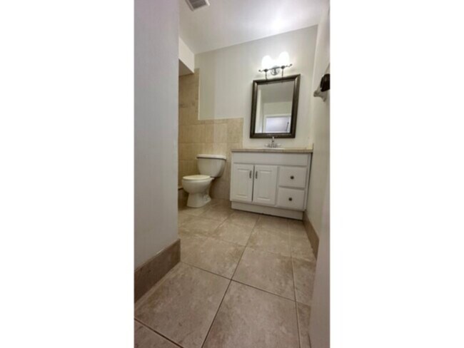 Photo - 2 Bedroom 2 bath Apartment- Convenient SW Cape Coral location!