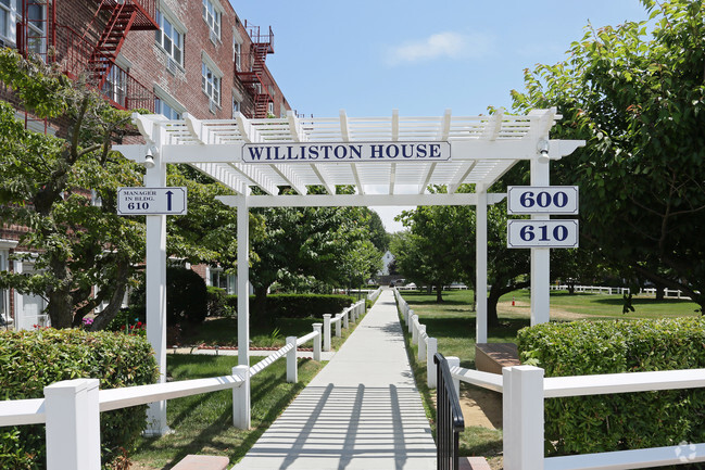 Building Photo - Maple Crest Apartments at Williston Park