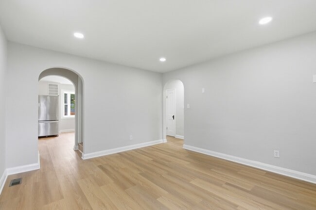 Photo - 3133 Willoughby Rd