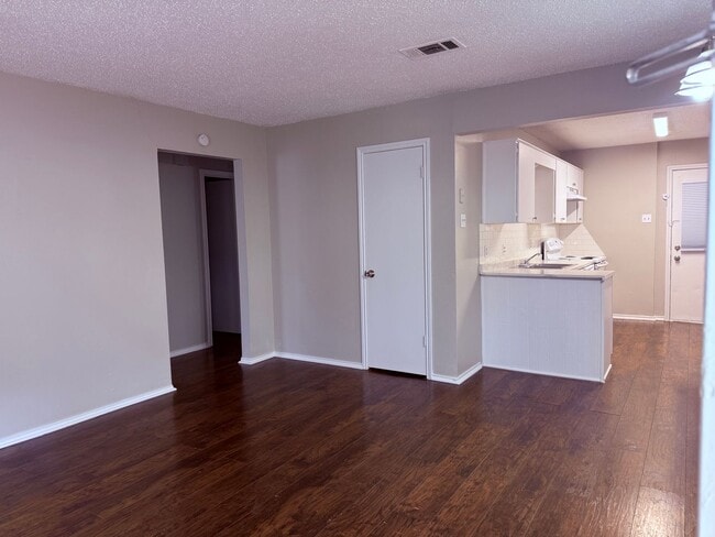 Photo - 2400 Alexander Ave