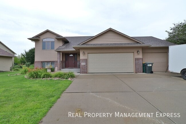 Photo - Large 4 bedroom 3 bathroom house with a fenced in yard