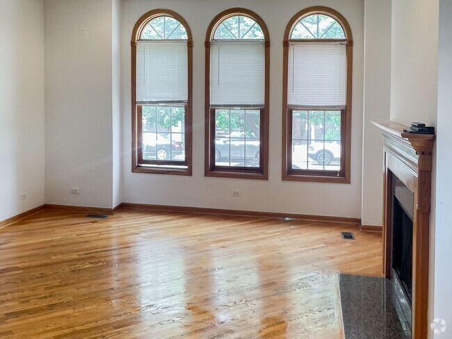 Building Photo - 2741 N Southport Ave Unit 2743-1N Rental