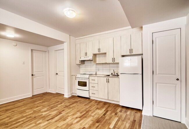 Photo - 4920 Clanranald Avenue Unité 001B