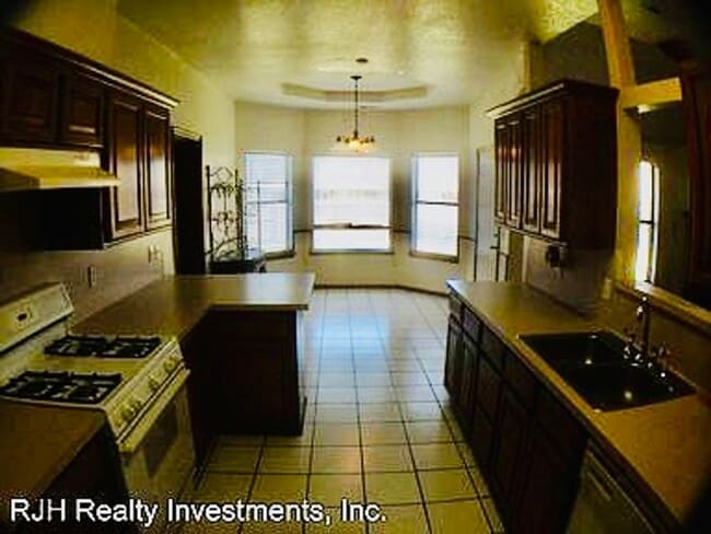 Photo - 621 Gyrfalcon Dr