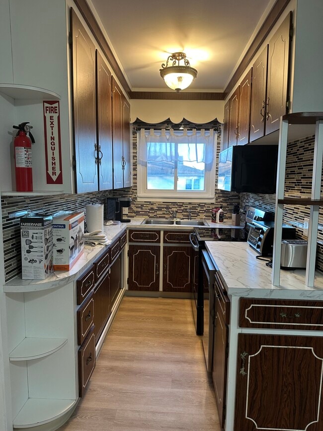 Shared Kitchen - 21 Radcliffe Ave