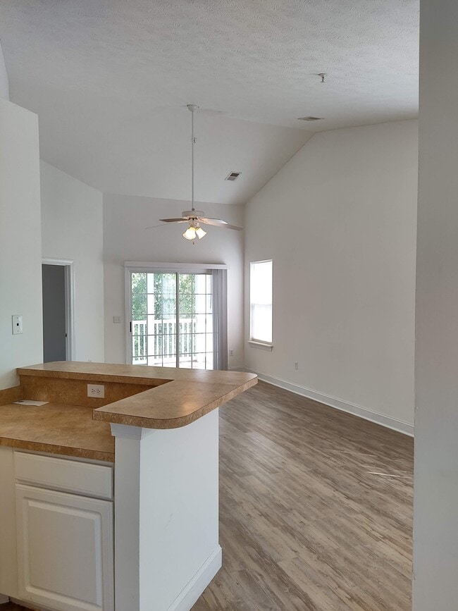 Building Photo - 119 Fountain Pointe Ln Unit 304