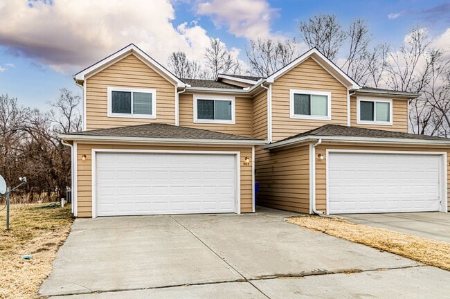 Building Photo - Please View 3D Virtual Walk-Through Before... Rental