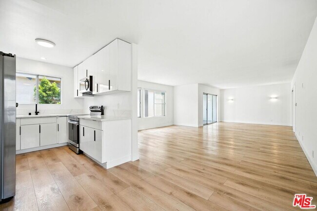 Building Photo - 621 San Vicente Blvd Unit 301 Rental