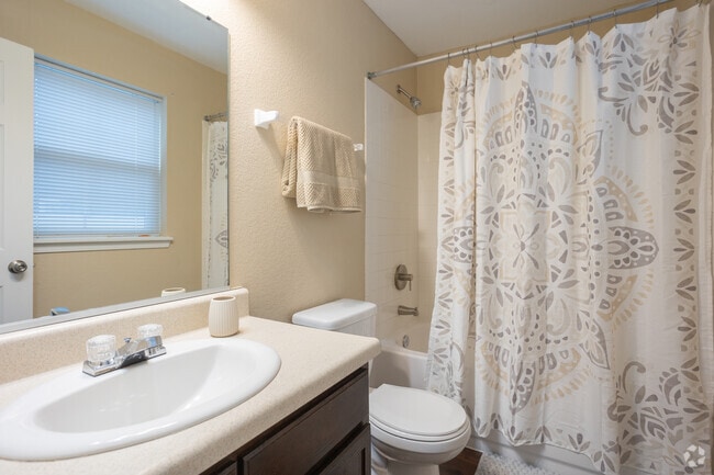2BR, 2BA - 1,139SF - Bathroom 2