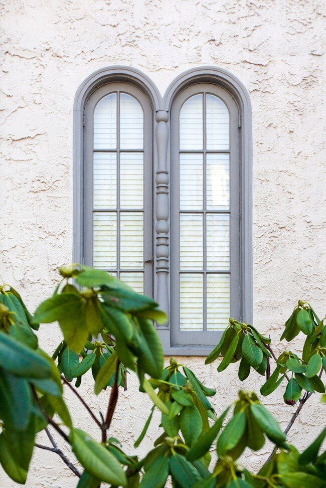 Photo - Garden View, Built-in Storage: Charming, Junior 1-bedroom apartment in Piedmont Ave. neighborhood... Unidad 205