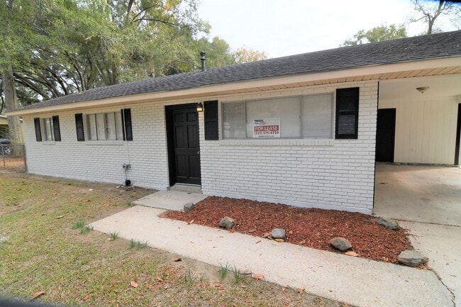Photo - Newly Renovated!  3 bedroom, 1 bath home off Baker Blvd with easy access to Plank