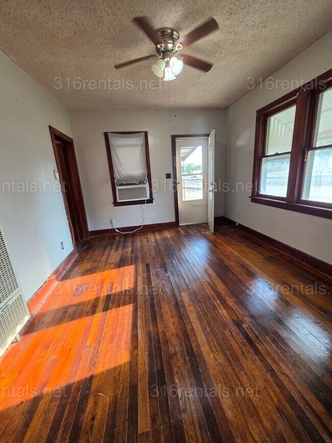 Photo - 112 N Kansas Ave
