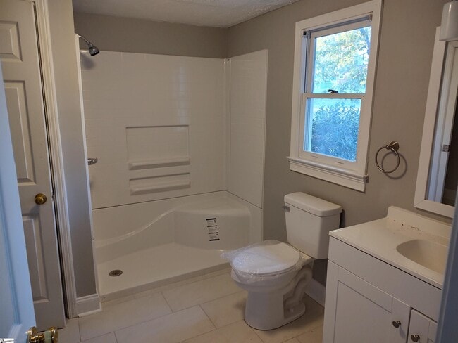 Photo - 111 Middleton Ln