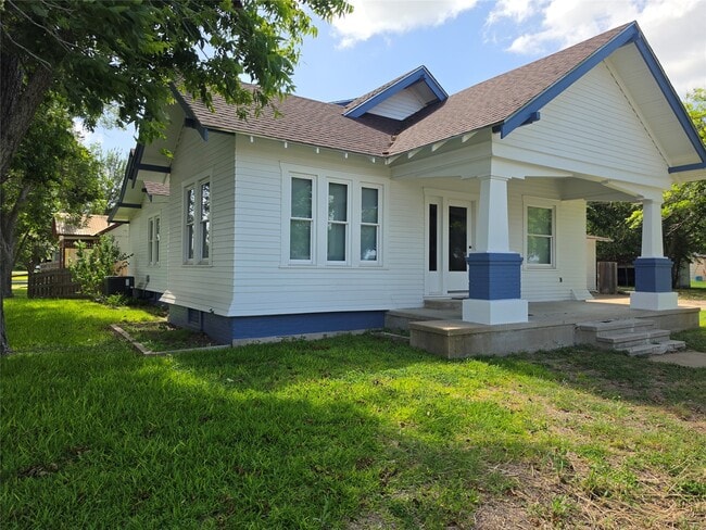 Photo - 101 Hackberry St