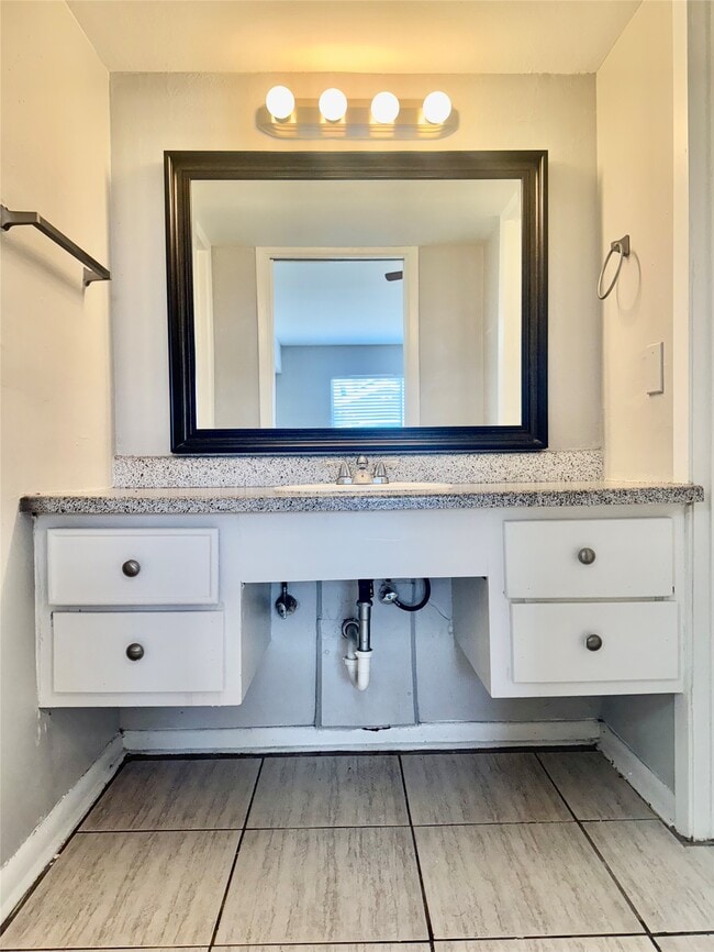 Building Photo - 2006 Sul Ross St Unit 4