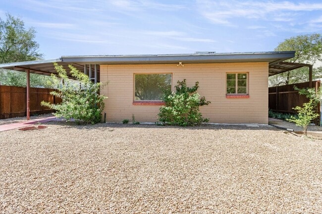 Building Photo - Classic Tucson Bungalo located just blocks away from University of Arizona Campus!