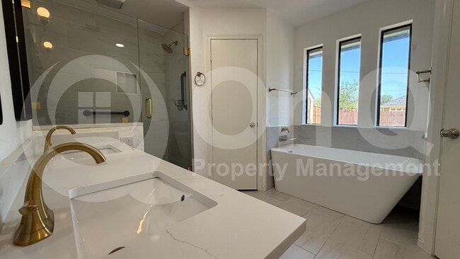 Photo - 416 W Oak St