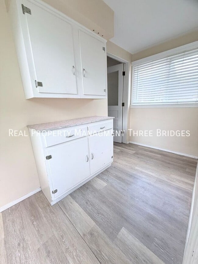 Photo - 3208 Dix Ave