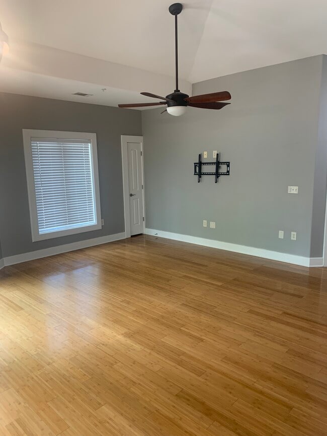 Living room - 350 Mohawk Dr Unit #405