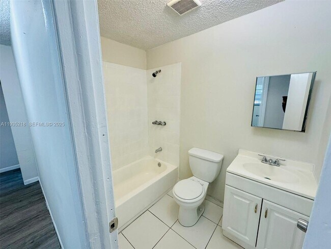 Photo - 10805 SW 4th St Unidad 3
