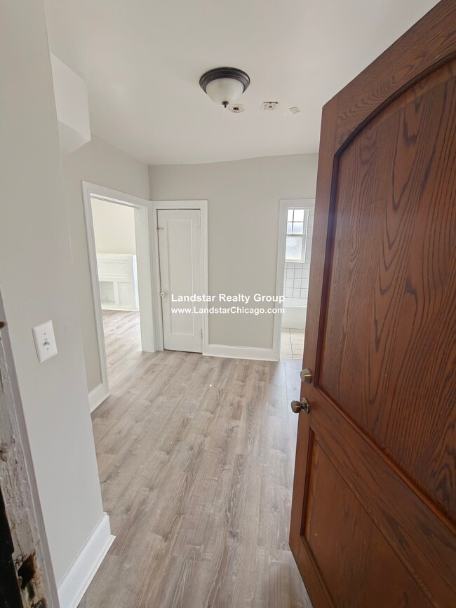 Building Photo - 6312 N Oakley Ave Unit 3
