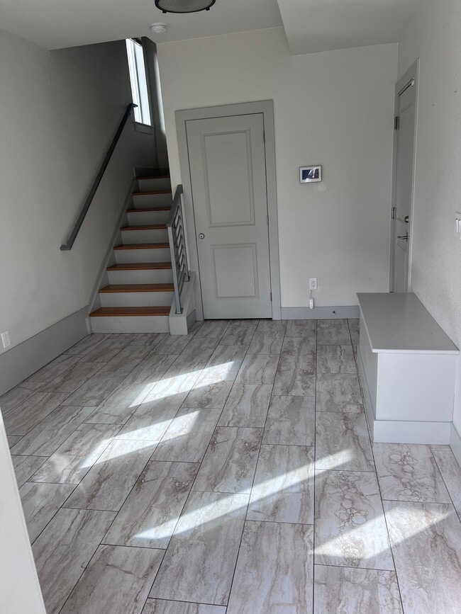 Photo - 1925 Hooker St