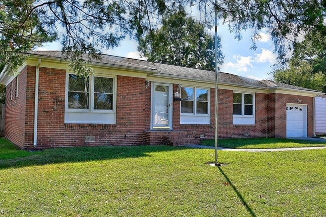 Photo - 3 BDRM / 2.5 BATH with FENCED BACKYARD - WINDSOR WOODS!