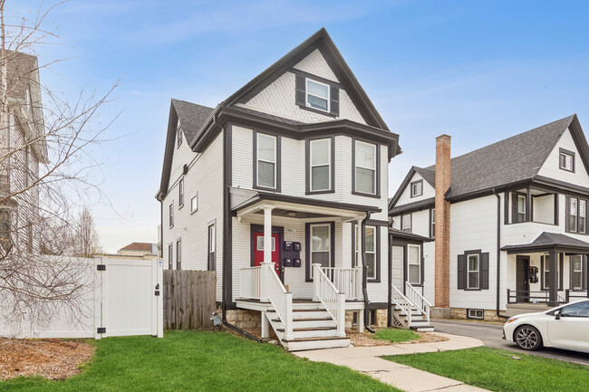 Building Photo - 2 West St Unit 2R