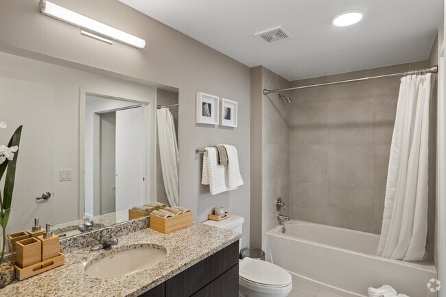 2BR, 2BA - 900SF - Bathroom