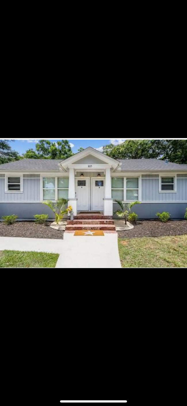 Photo - 805 Grandview St