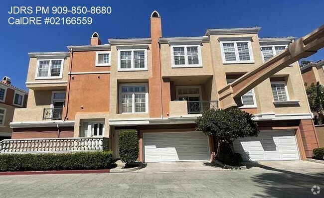 Building Photo - Gated 2 Bedroom Townhome in Irvine