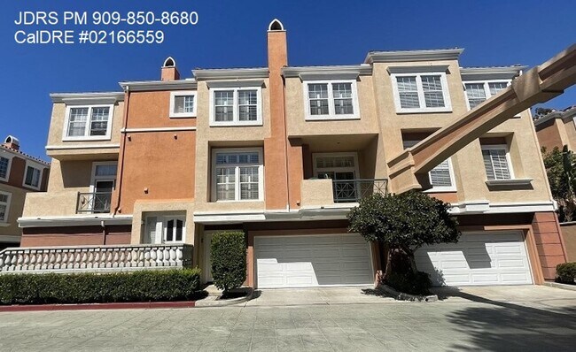 Gated 2 Bedroom Townhome in Irvine - Gated 2 Bedroom Townhome in Irvine