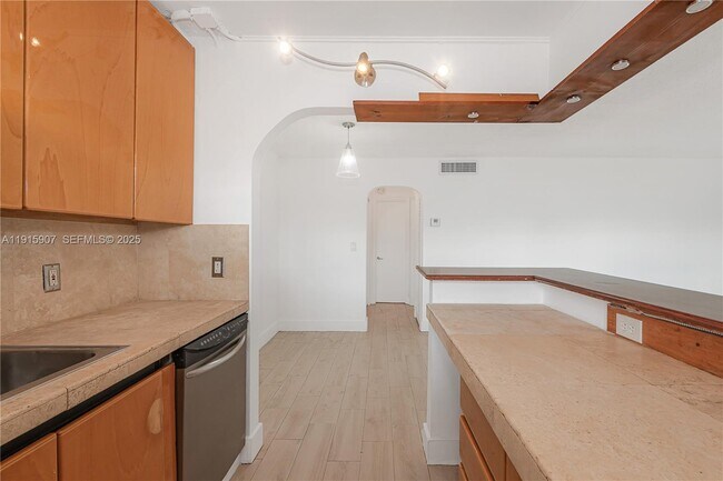 Building Photo - 631 Jefferson Ave Unit 504